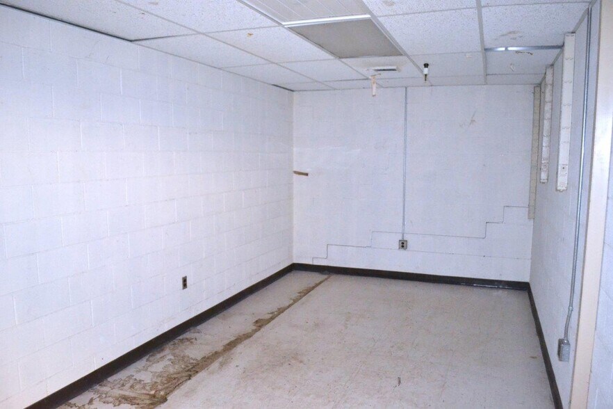 More Photos Of 539 Valley Dr, Oceana Storefront For Lease