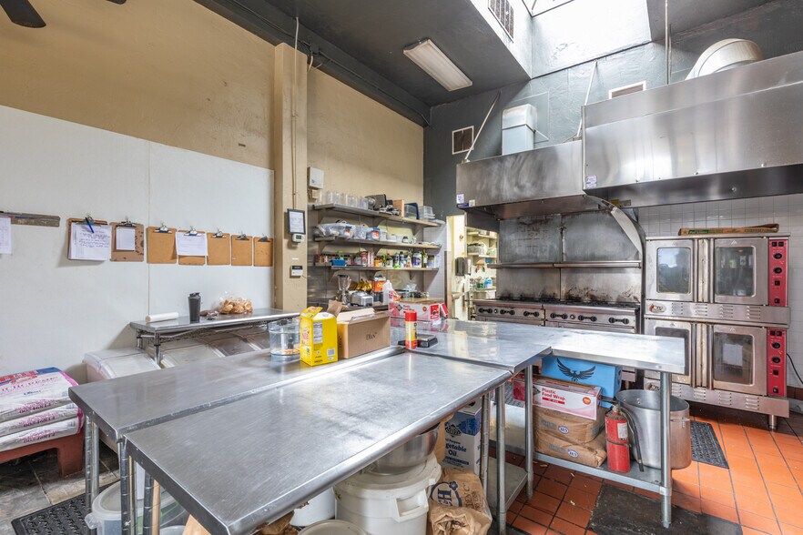 More Photos Of 835-837 Texas St, Fairfield Storefront For Lease