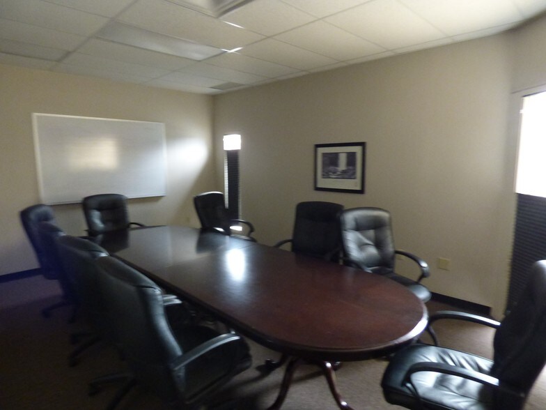 More Photos Of 8-20 Worthington Access Dr, Maryland Heights Flex For Lease