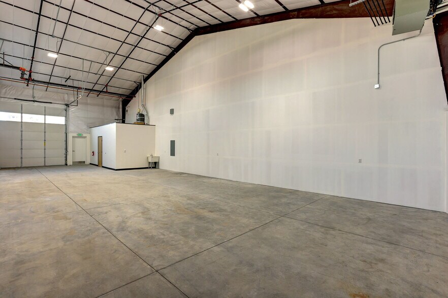 More Photos Of 2160 SW Badger Ave, Redmond Warehouse For Lease