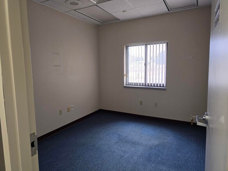 More Photos Of 601 Main St, New Town Warehouse For Lease