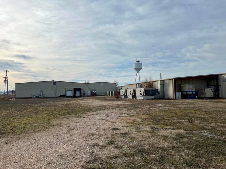 More Photos Of 2921 E 290 Rd, Grove Manufacturing For Lease