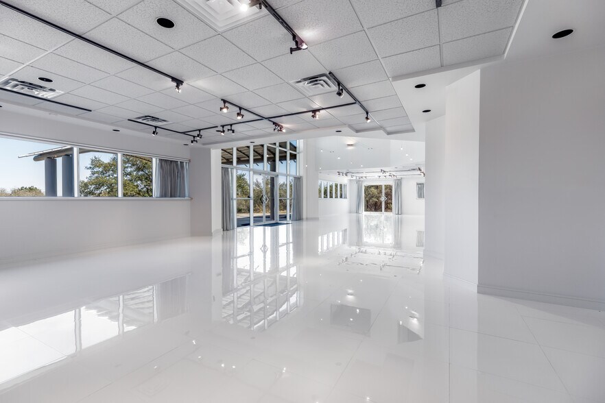 More Photos Of 15315 W Highway 71, Austin Showroom For Sale