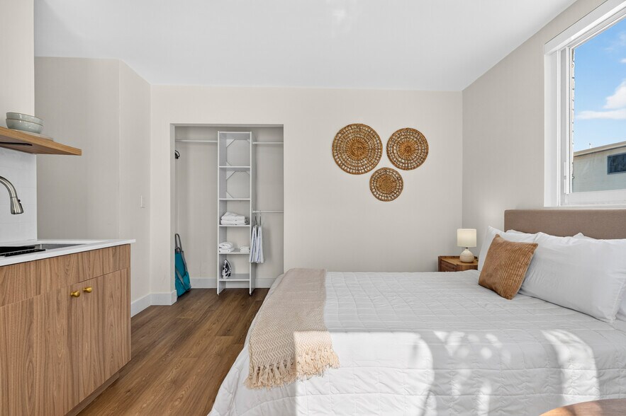 More Photos Of 327 Harding St, Hollywood Hotel For Sale
