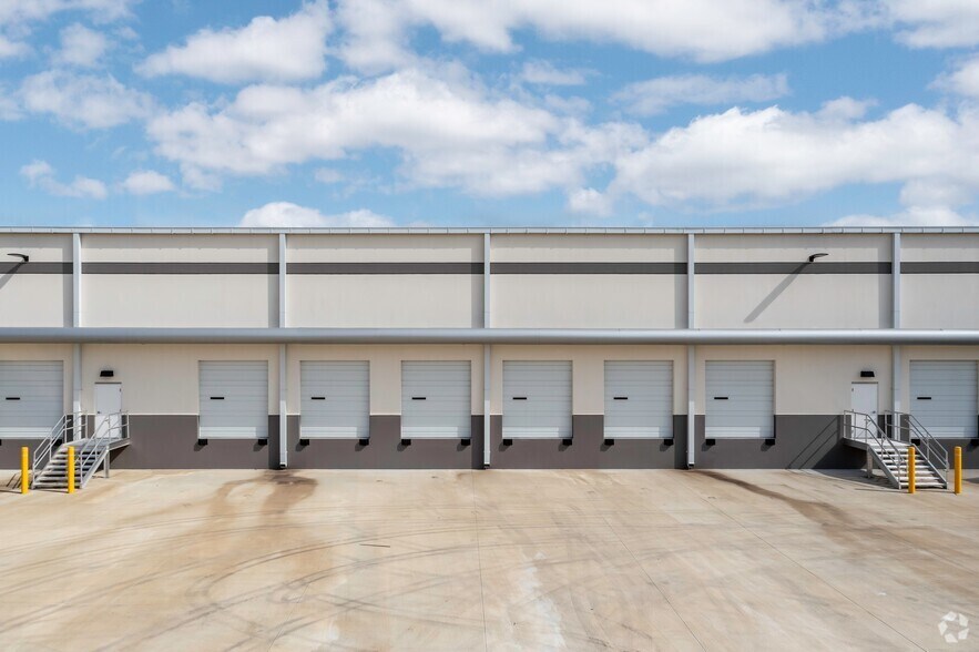 More Photos Of 12668 Hancock Rd, Clermont Warehouse For Lease