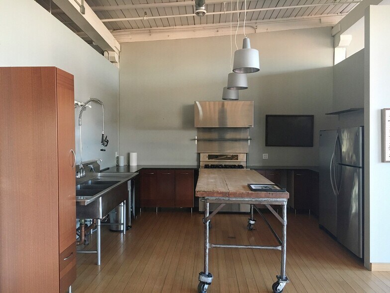 More Photos Of 1240 N Homan Ave, Chicago Light Distribution For Lease