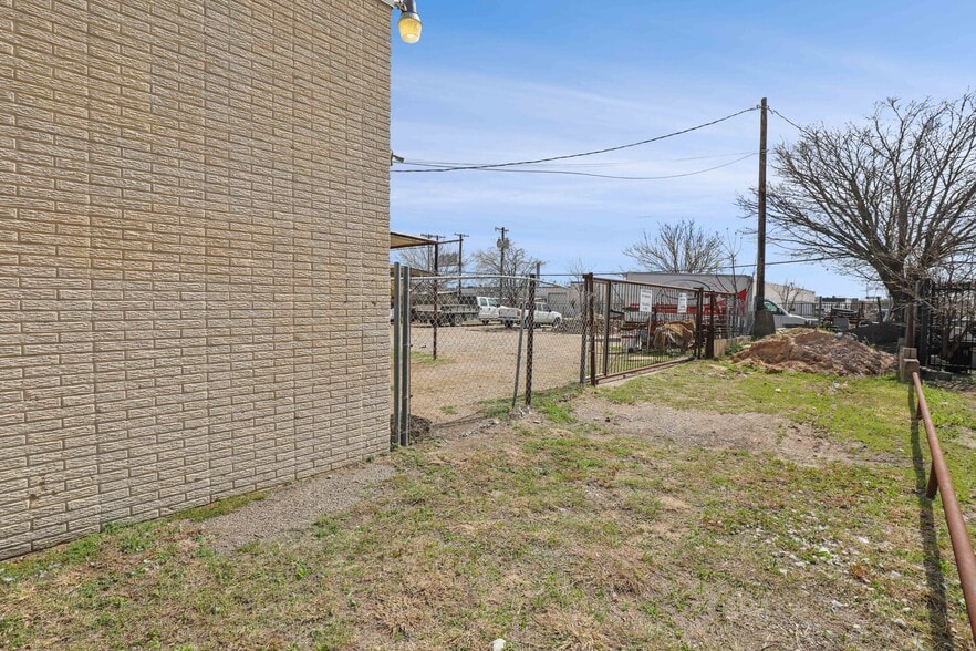 More Photos Of 3616-3618 Dividend Dr, Garland Manufacturing For Sale