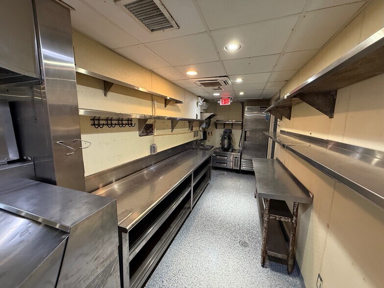 More Photos Of 2702 W Kennedy Blvd, Tampa Restaurant For Sale
