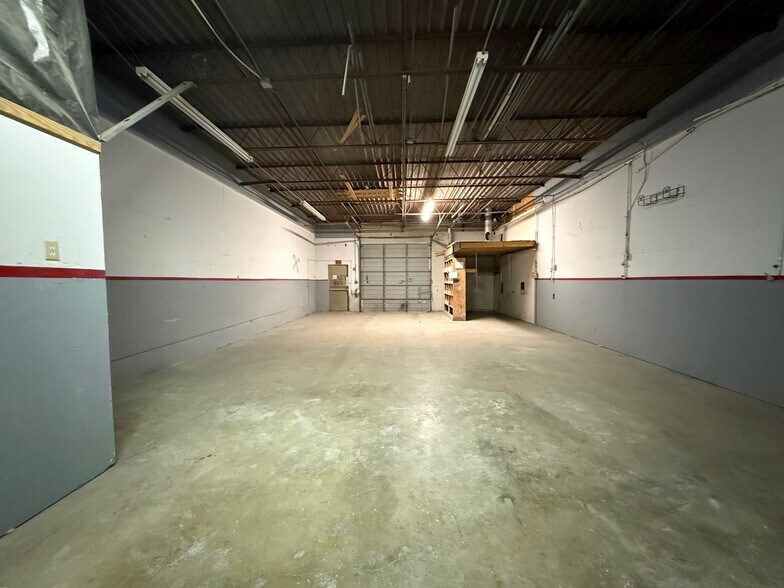 More Photos Of 7939-7951 Mainland Dr, San Antonio Warehouse For Lease
