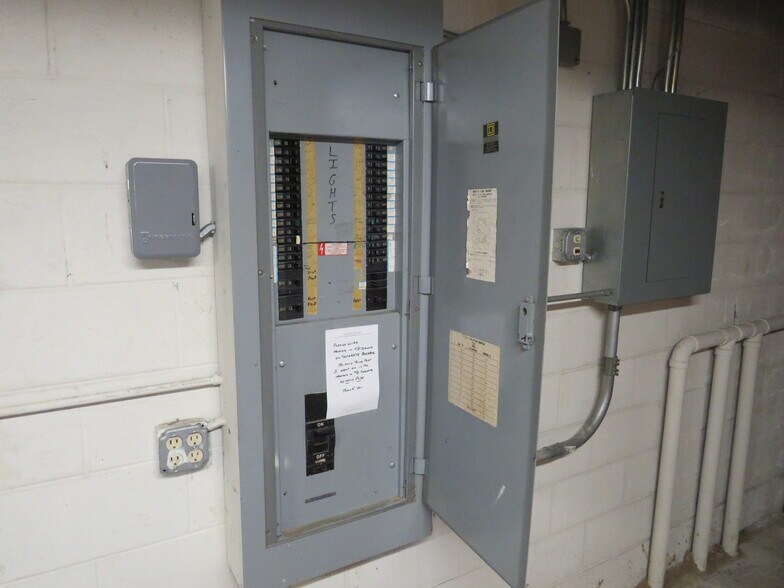 More Photos Of 110 E Waverly St, Morris Unknown For Lease