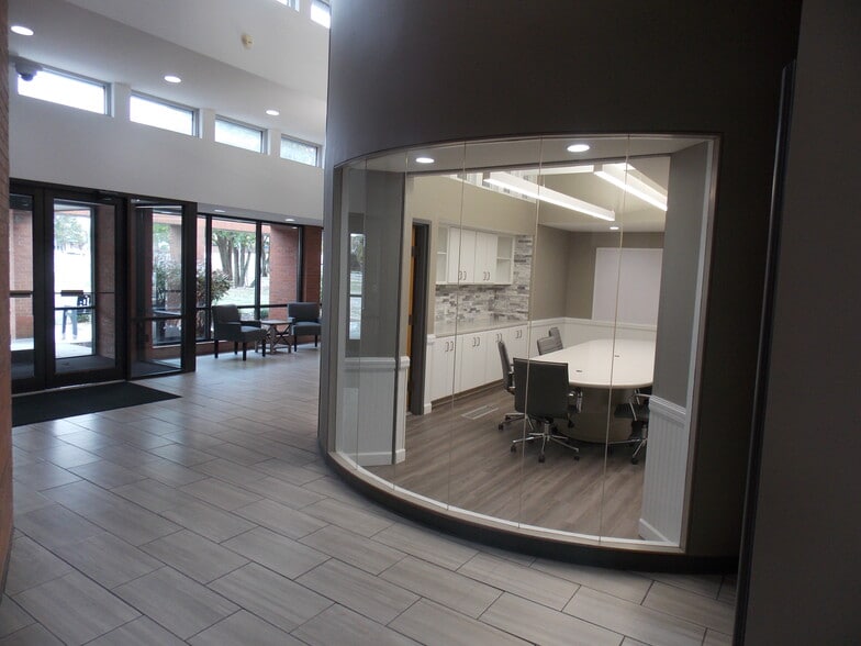 More Photos Of 1440 Wakarusa Dr, Lawrence Office For Lease