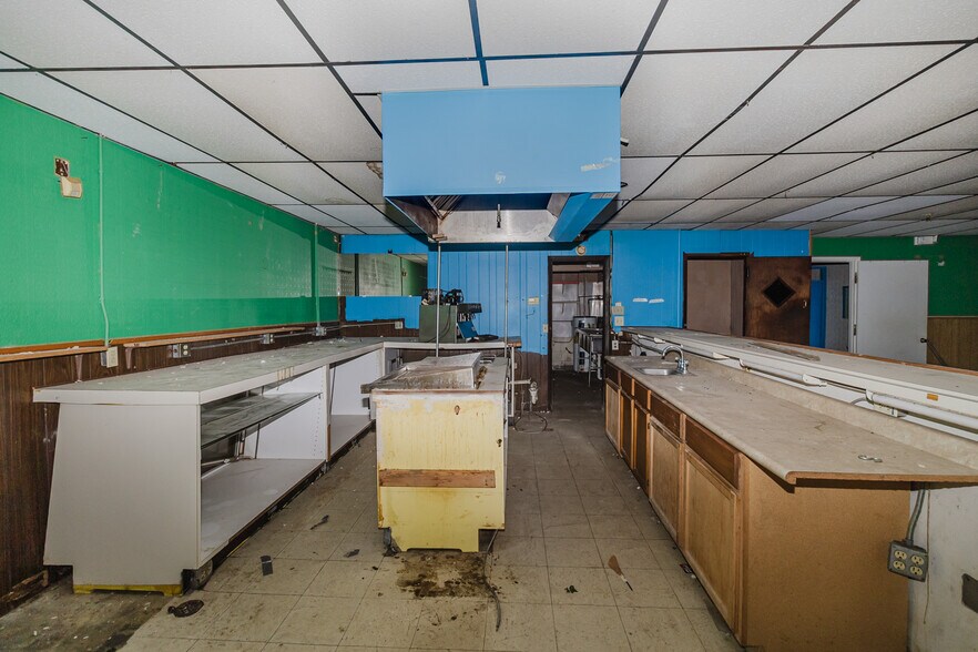 More Photos Of 1015 S Meridian Ave, Wichita Auto Repair For Sale