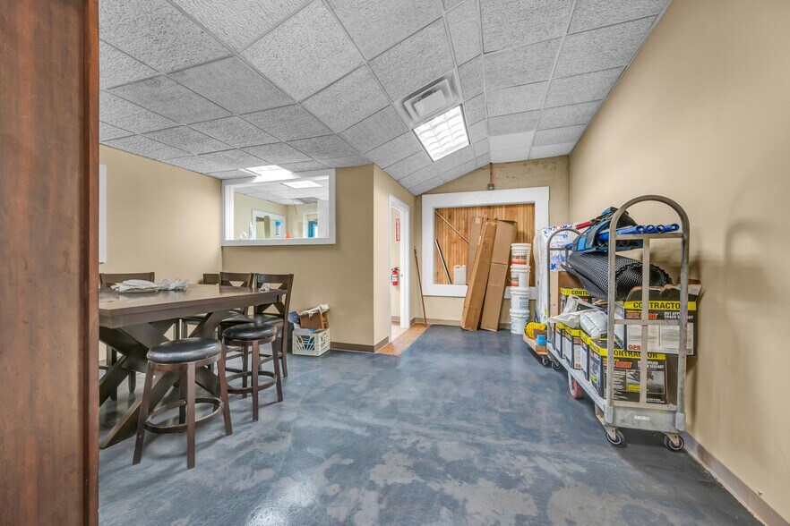 More Photos Of 2391 S Main St, Waterbury Showroom For Sale