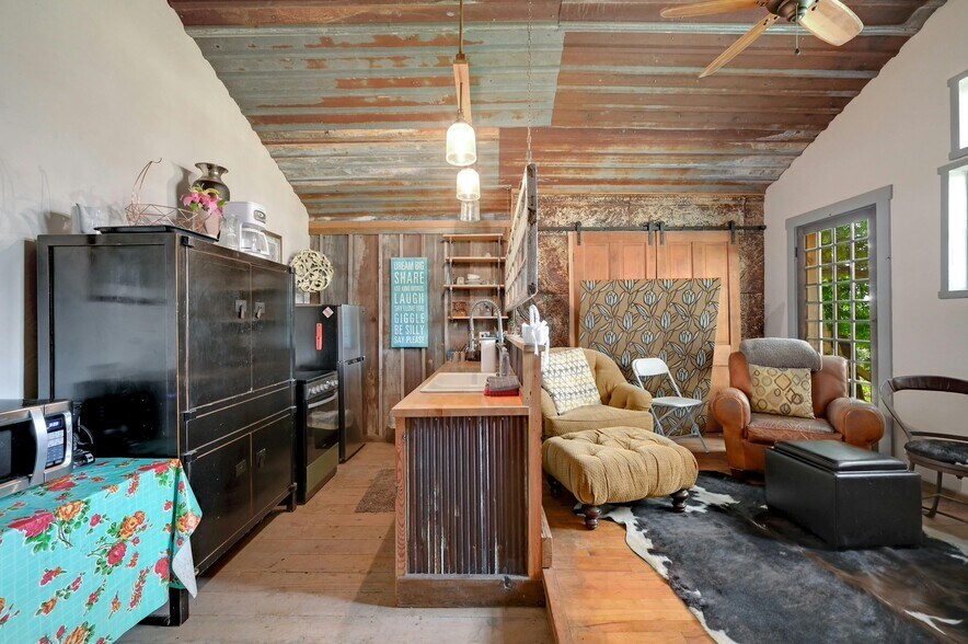 More Photos Of 23351 Ranch to Market 150 rd, Driftwood Specialty For Sale