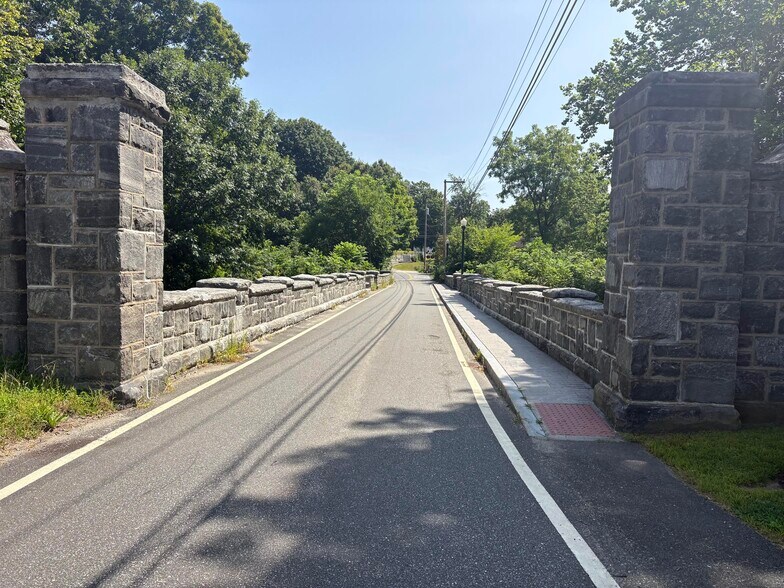 More Photos Of 125 Yantic Rd, Norwich General Retail For Sale