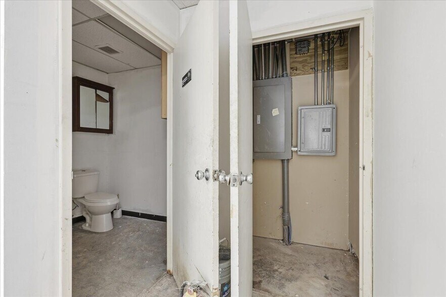 More Photos Of 8373 Kingston Pike, Knoxville Freestanding For Lease