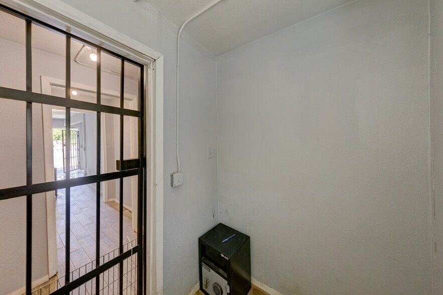 More Photos Of 8002-8004 Homestead, Houston Freestanding For Sale