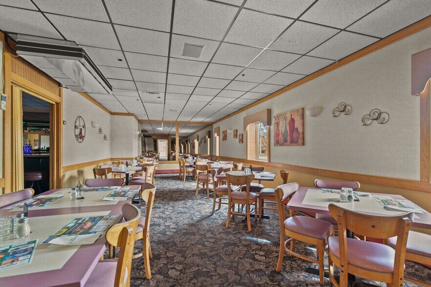 More Photos Of 1101 W North Ave, Little Chute Restaurant For Lease