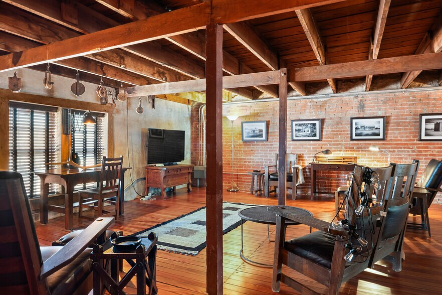 More Photos Of 118 W. Grand St, Whitewright Storefront Retail Residential For Sale