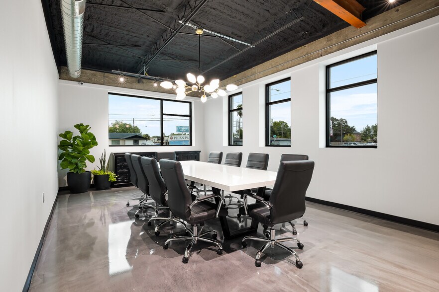 More Photos Of 804 Pecan Blvd, McAllen Coworking Space