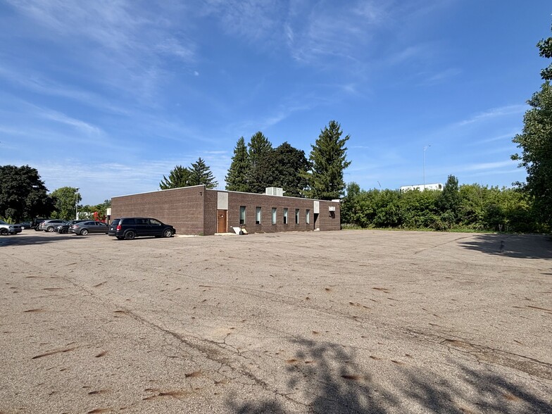 More Photos Of 1231 Roth Dr, Lansing Office For Sale