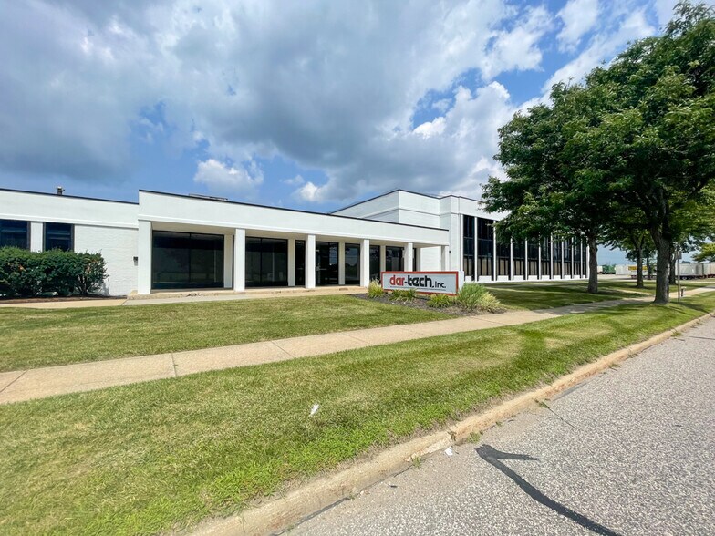 More Photos Of 16485 Rockside Rd, Maple Heights Flex For Lease