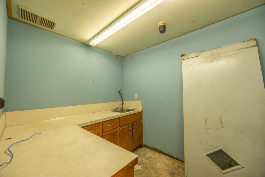 More Photos Of 115 W Burleson St, Wharton Restaurant For Sale