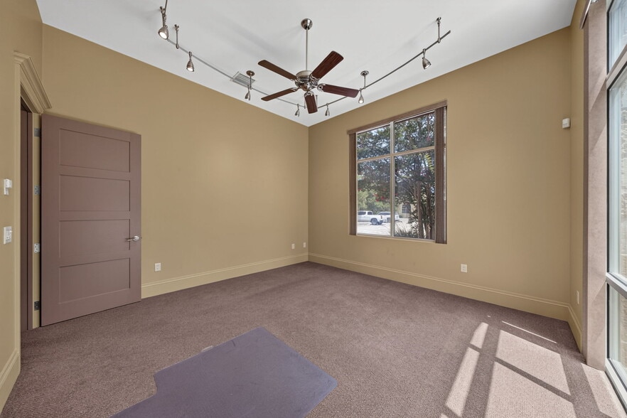 More Photos Of 16007 Via Shavano, San Antonio Office For Sale