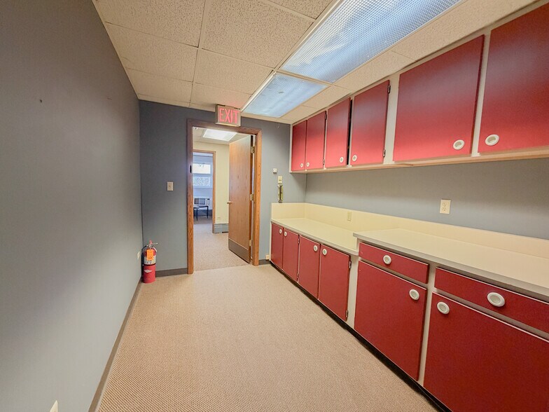 More Photos Of 515 Gold St, Green Lake Office For Sale