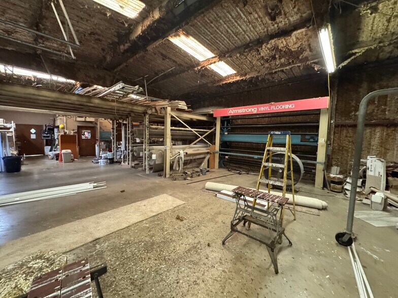 More Photos Of 1900 Crockett Rd, Palestine Storefront For Sale