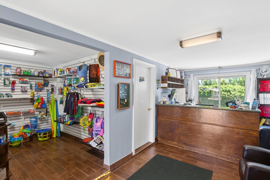 More Photos Of 72 Foster Ave, Hampton Bays Hotel For Sale