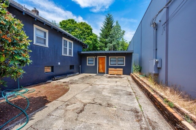 More Photos Of 2105 SE Ochoco St, Portland Office For Sale