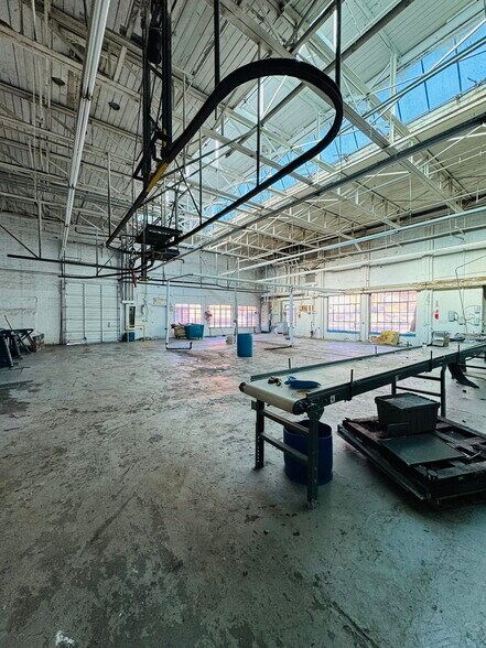 More Photos Of 426 W 4th St, London Warehouse For Sale