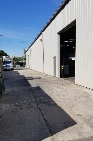 More Photos Of 7522 Maie Ave, Los Angeles Manufacturing For Lease