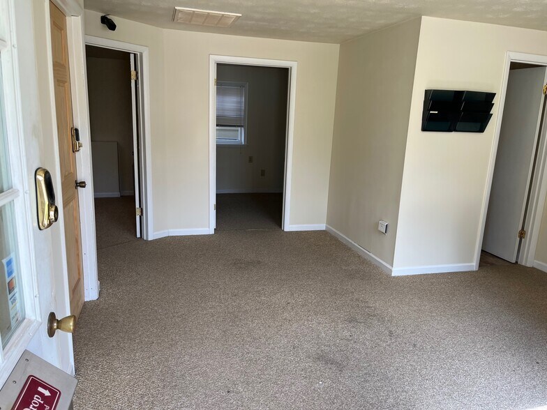 More Photos Of 630 Charles St, Staunton Light Distribution For Sale