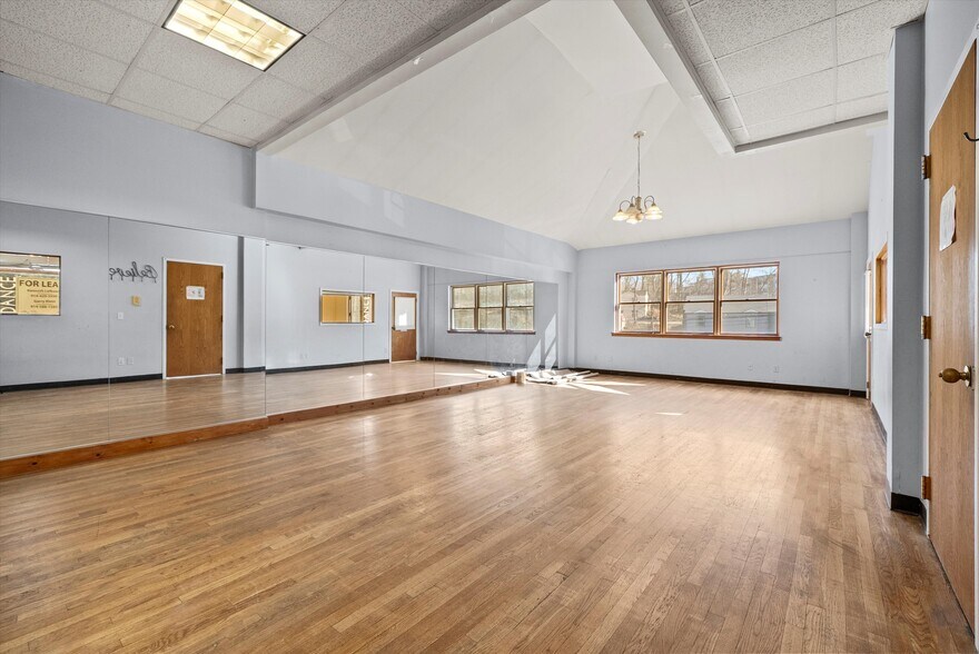 More Photos Of 24 Old Albany Post Rd, Croton-on-Hudson Medical For Lease