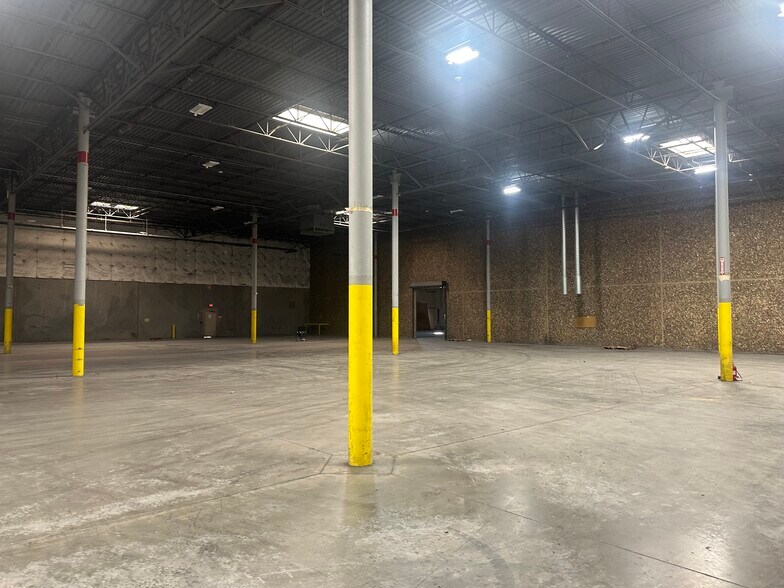 More Photos Of 2323 McDaniel Dr, Carrollton Distribution For Lease