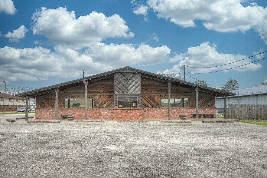 Primary Photo Of 2447 Military Ave, Baxter Springs Restaurant For Sale