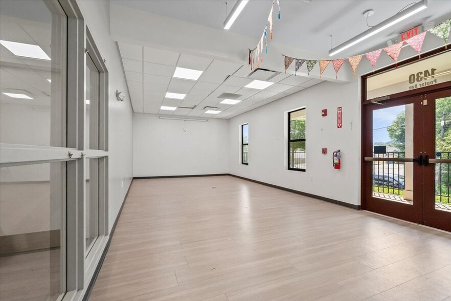 More Photos Of 1430 Poplar Ave, Memphis Office For Sale