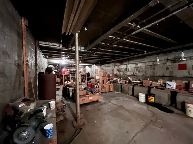 More Photos Of 1728 E New York St, Indianapolis Light Distribution For Sale