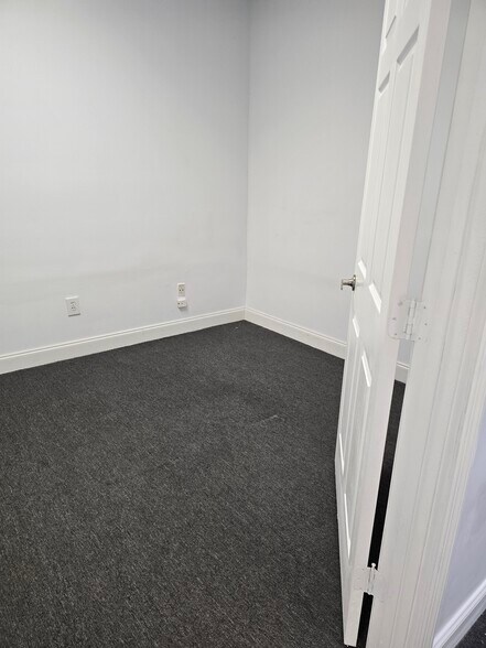 More Photos Of 829-829 S Kings Hwy, Fort Pierce Warehouse For Lease