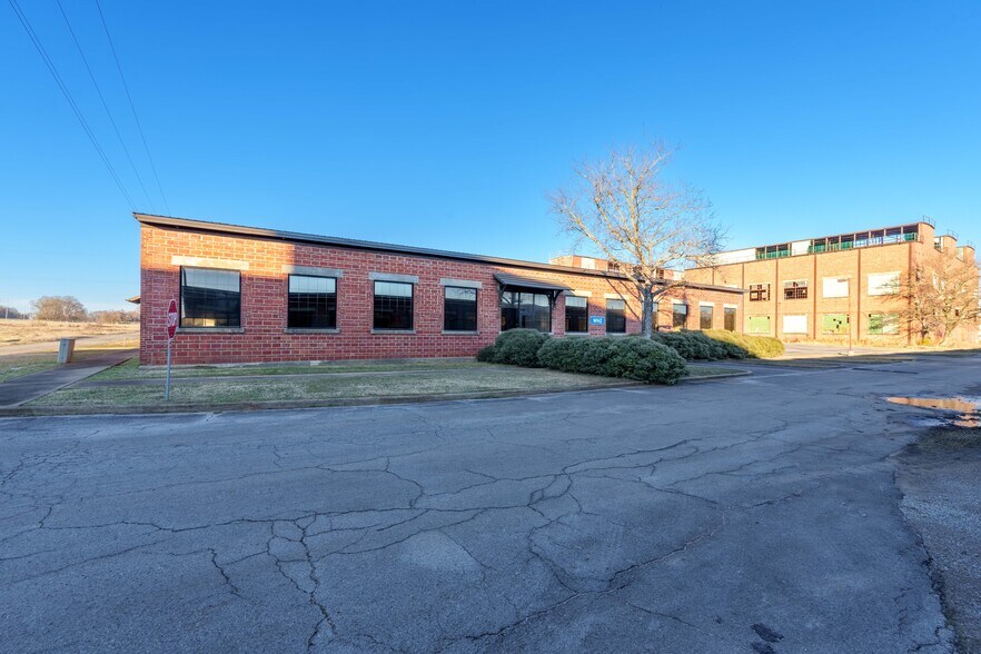 More Photos Of 415 Franklin D Roosevelt Dr, Muscle Shoals Office For Lease