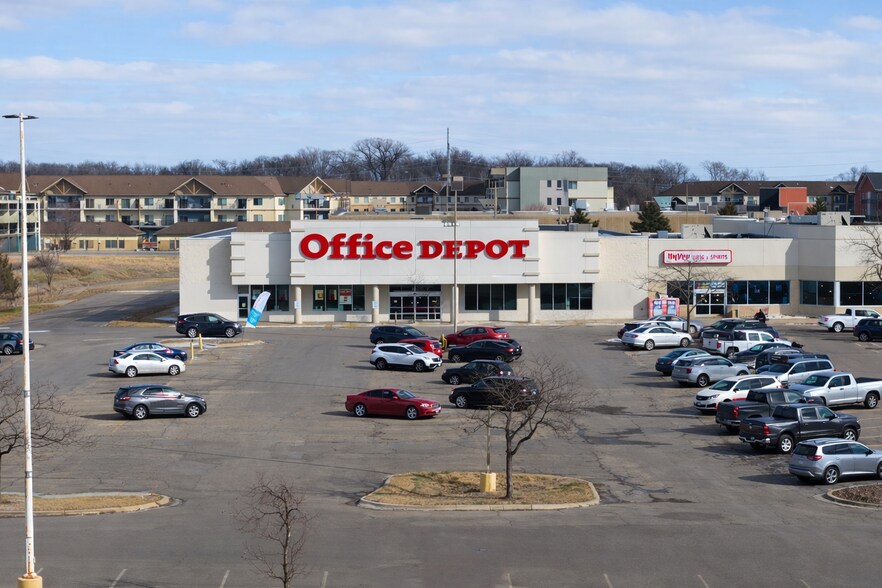 More Photos Of 2020 Adams St, Mankato General Retail For Sale