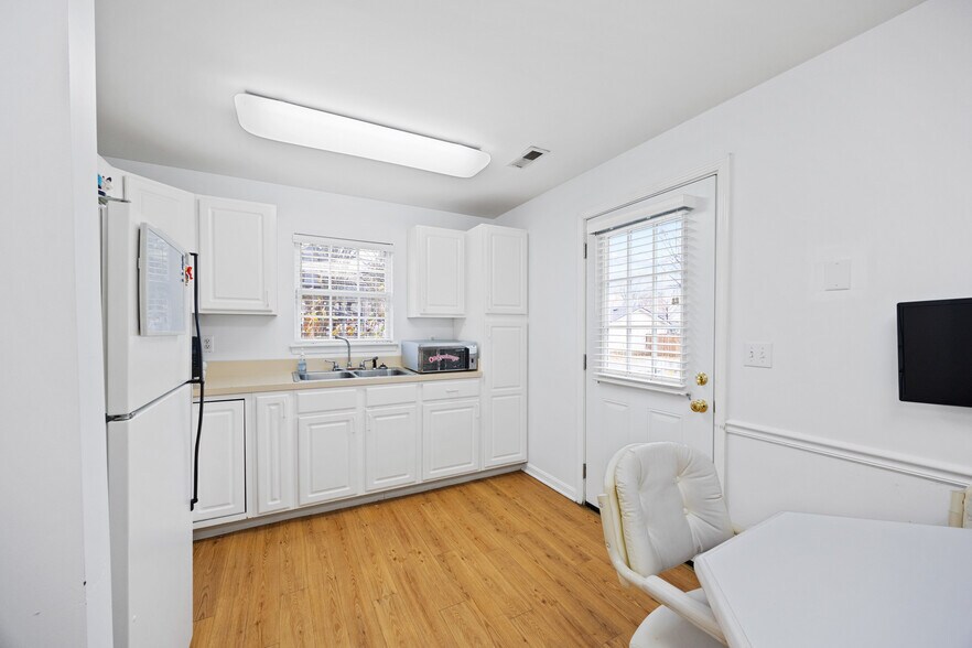 More Photos Of 4816 Greenwood Rd, Louisville Medical For Lease