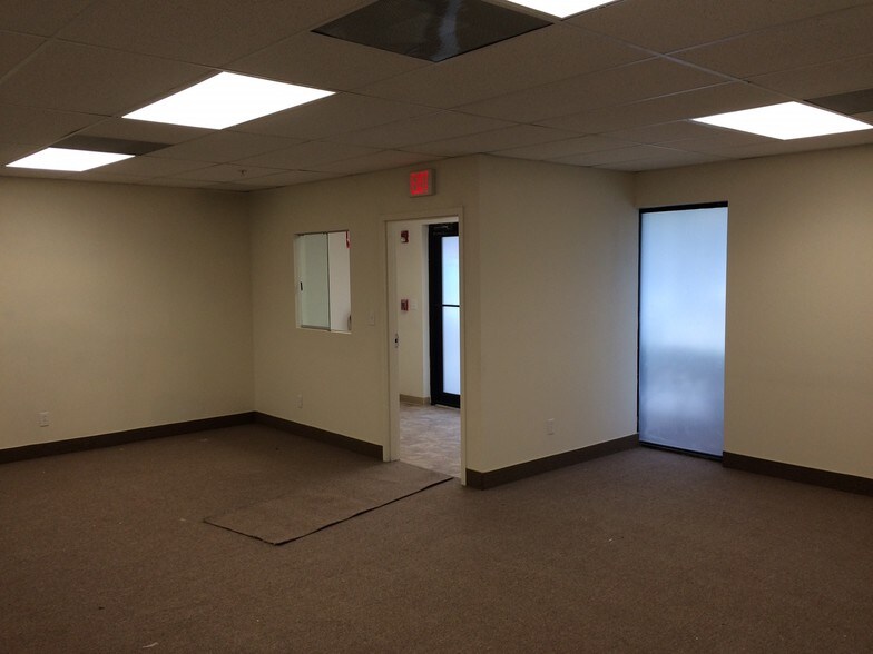 More Photos Of 680-694 NW Enterprise Dr, Port Saint Lucie Warehouse For Lease