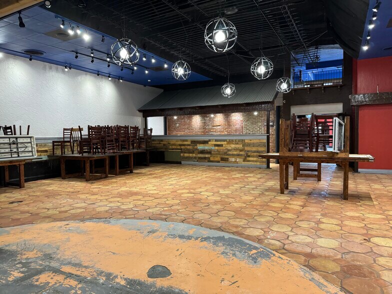 More Photos Of 1525 4th St, Sarasota Restaurant For Lease