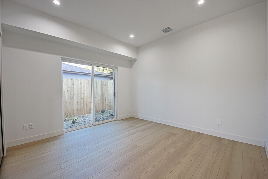 More Photos Of 2404 S Cochran Ave, Los Angeles Apartments For Sale