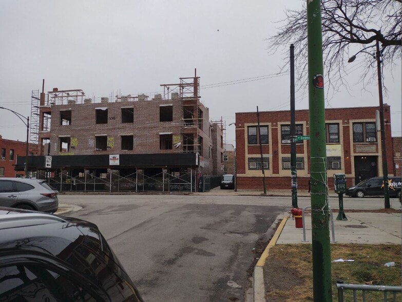 More Photos Of 3735 W Belmont Ave, Chicago Showroom For Lease