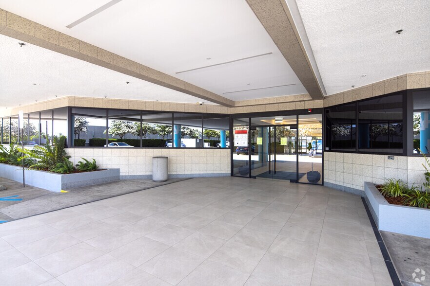 More Photos Of 6345 Balboa Blvd, Encino Unknown For Lease