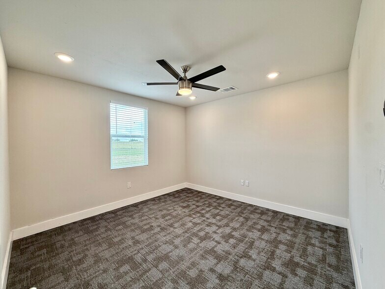 More Photos Of 300 Carmel Creekside Dr, Hutto Warehouse For Sale
